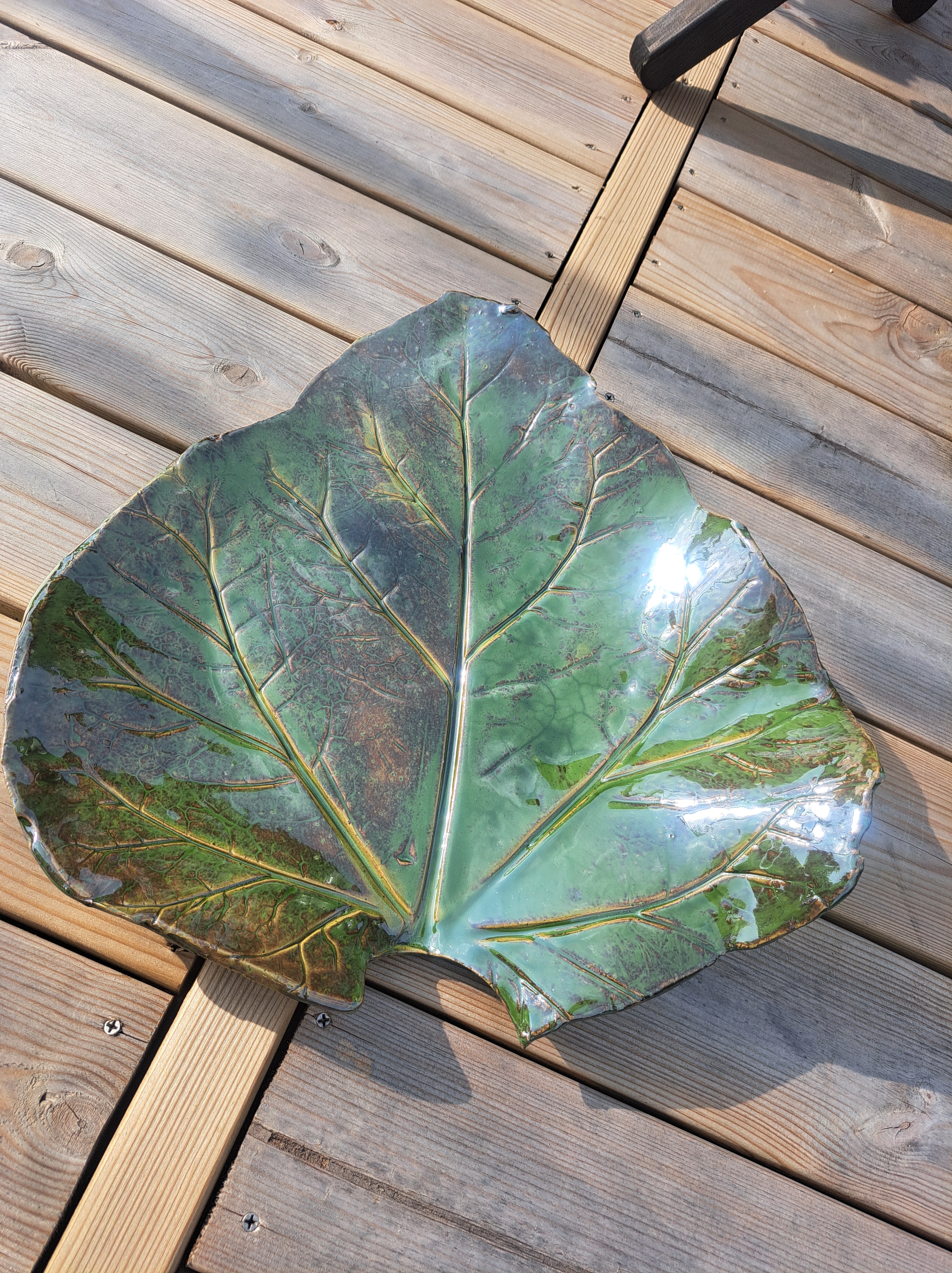 Stort rabarberbladsfat i stengods