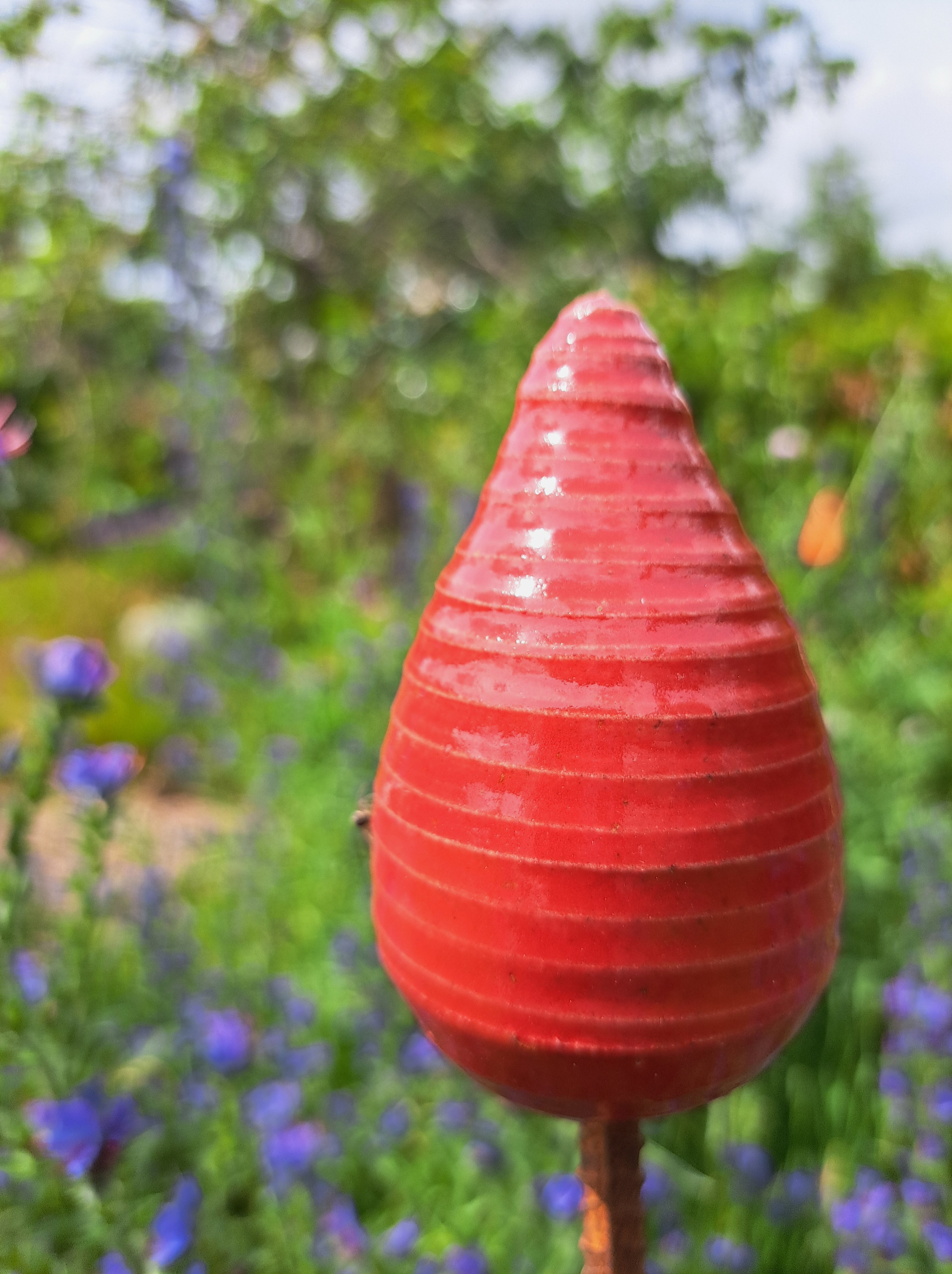 Rött trädgårdsspjut i stengods