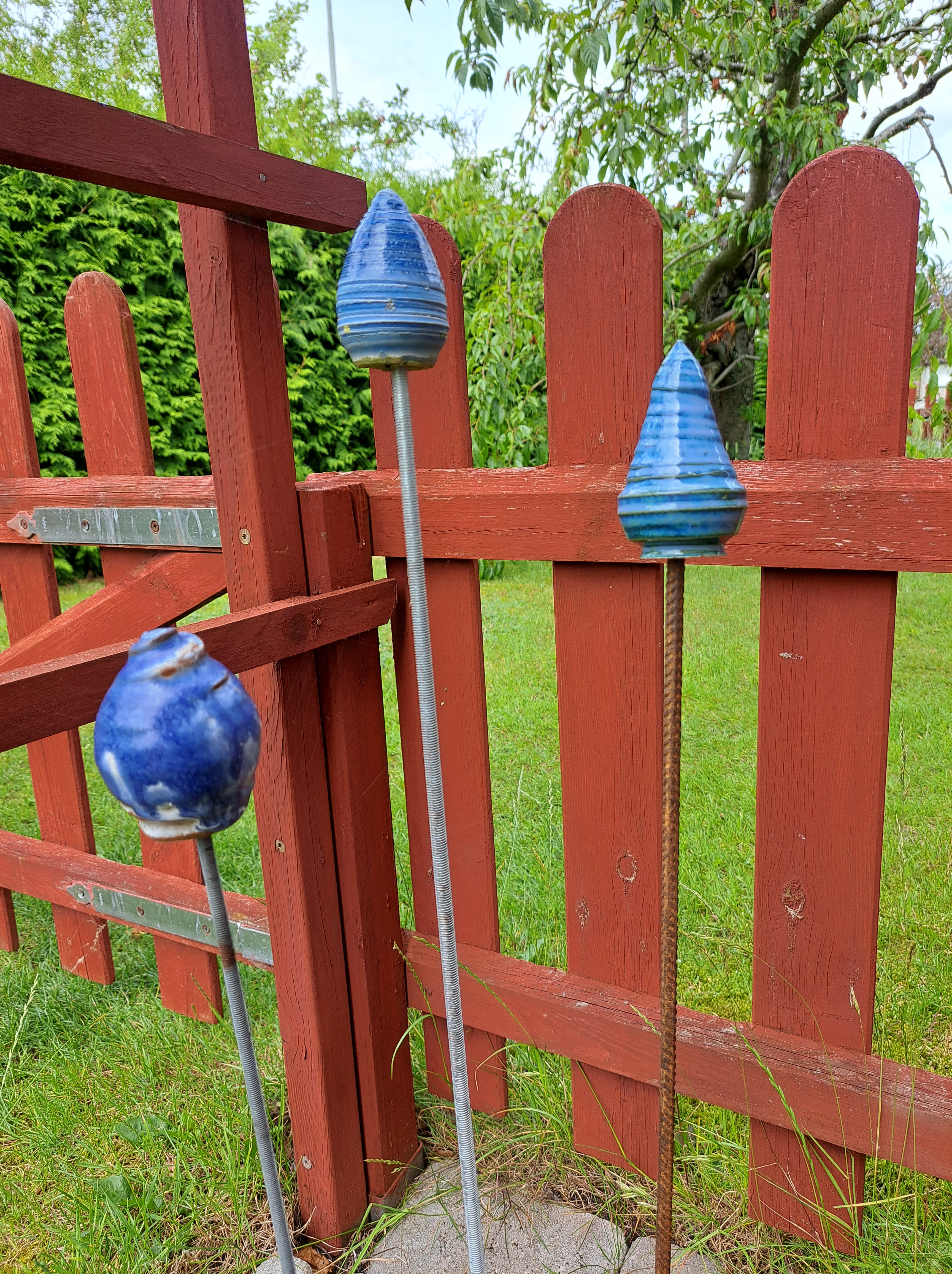 Olika blå trädgårdsspjut i stengods