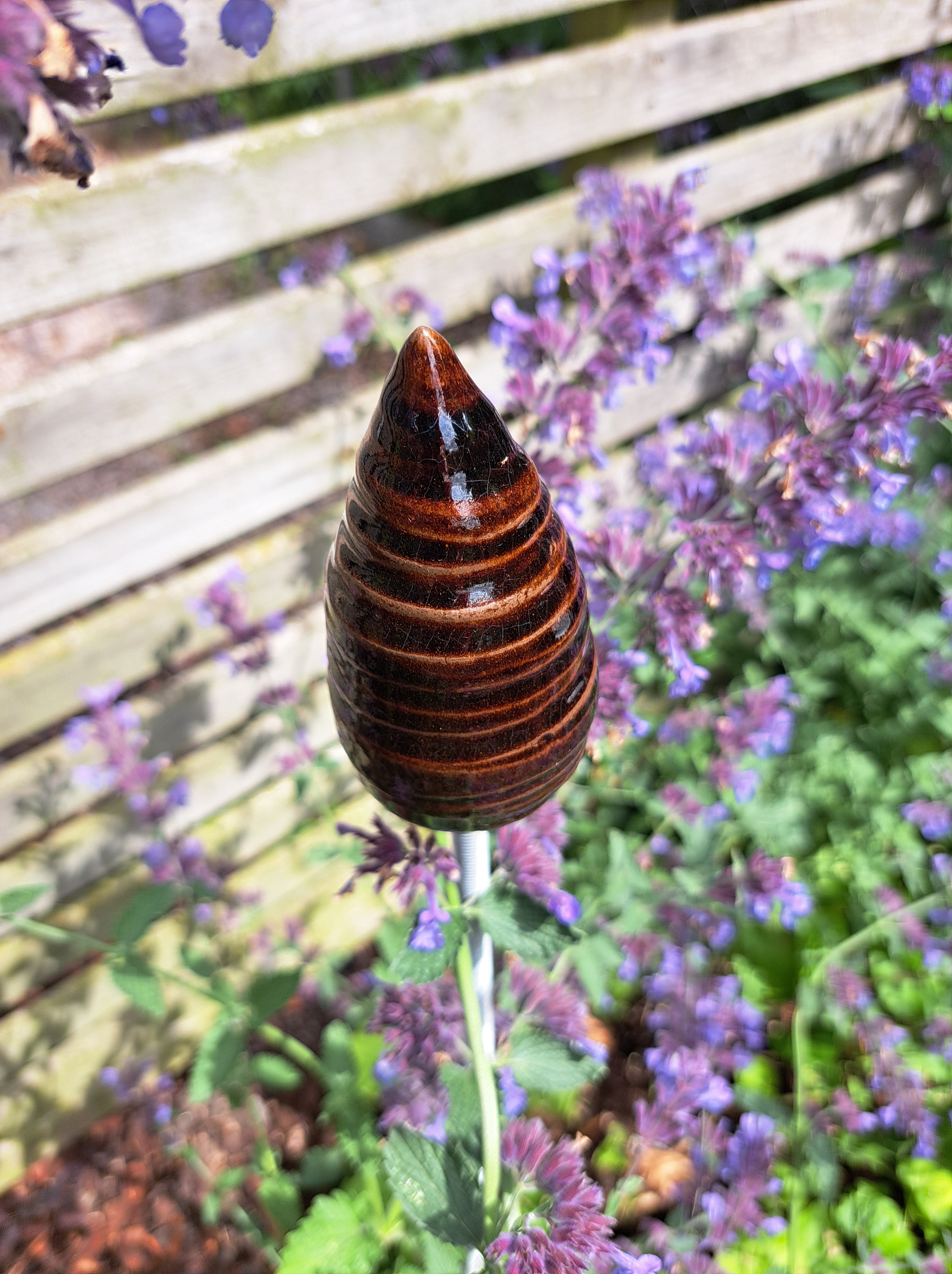 Brunt trädgårdsspjut i stengods